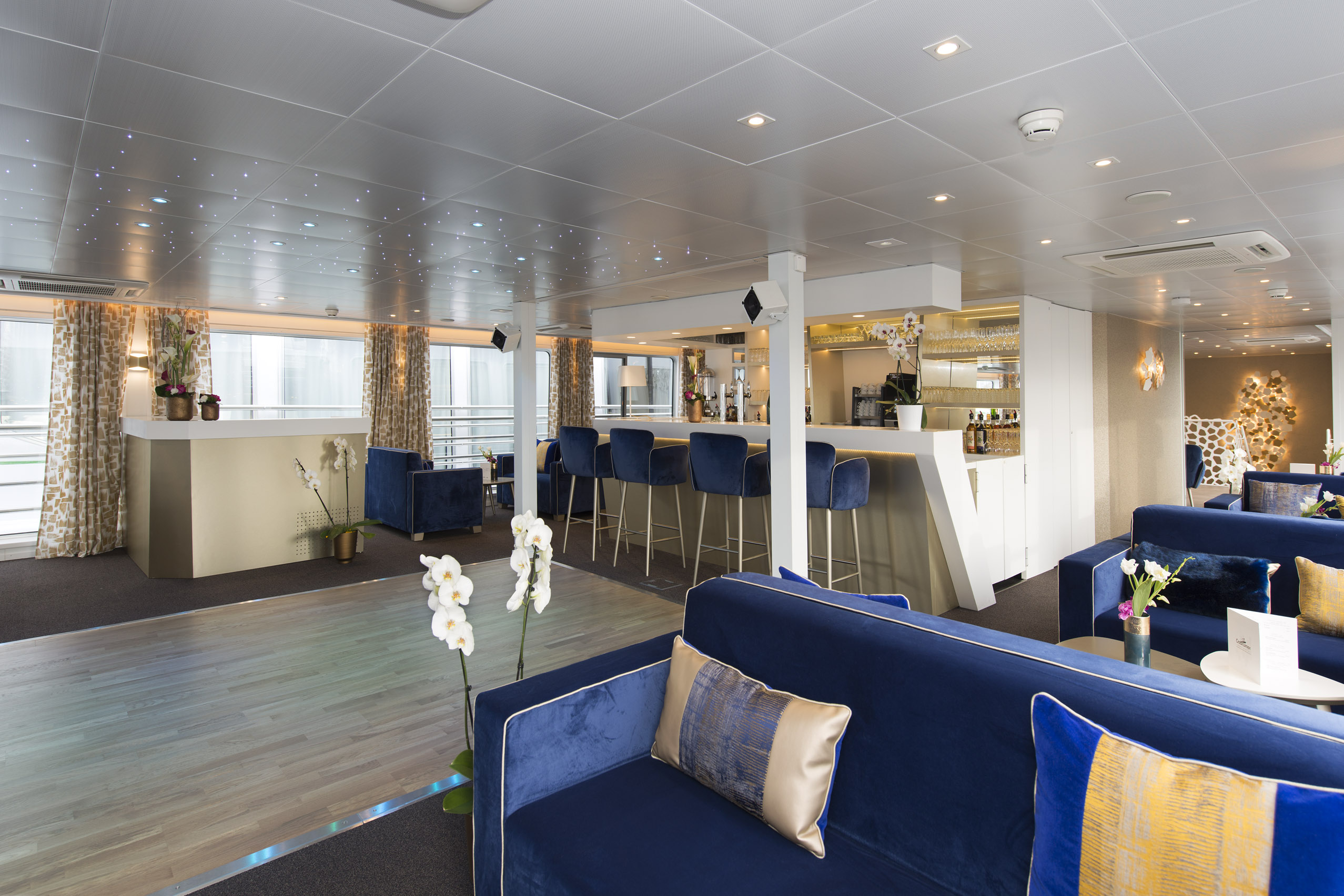 CroisiEurope MS Symphonie Bar Lounge 2.jpg